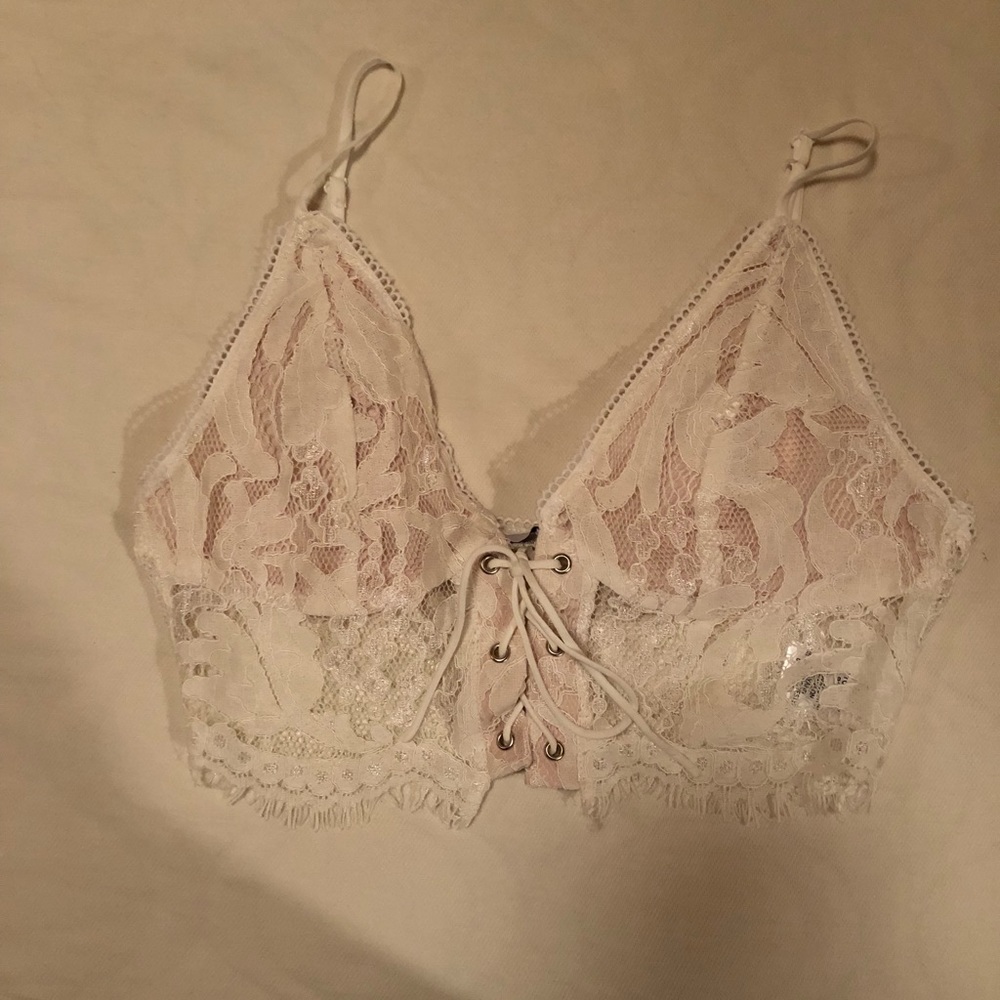 Lace detailed crop top